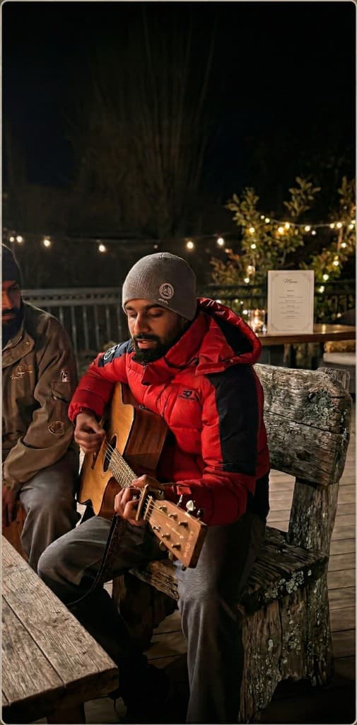 Live singers and musical performances at Salud villa